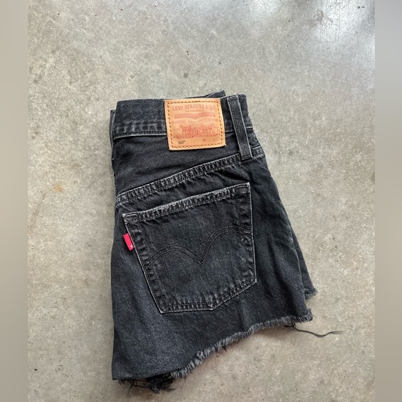 Levi 501 black distressed shorts size 26 - Picture 2 of 2